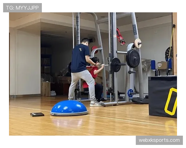 张家齐训练完顺手买了个包,我一个月工资还没她零花钱多 张家齐训练完顺手买了个包,我一个月工资还没她零花钱多